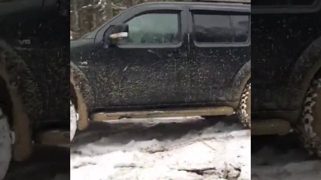 Nissan Pathfinder едем