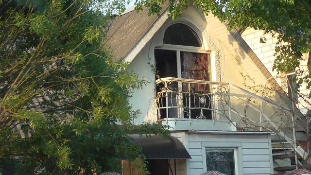 Красивое окно в доме на втором этаже