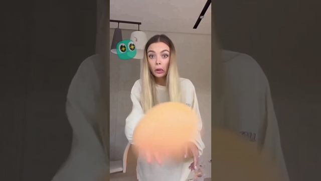 Чудак ловит яйцо