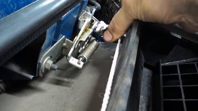 Нива=на случай обрыва троса капота