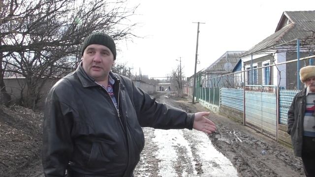 Жители ул.Полярная в пгт.Нижнегорский ходят по улице в бахилах! Депутат советует ждать морозов!