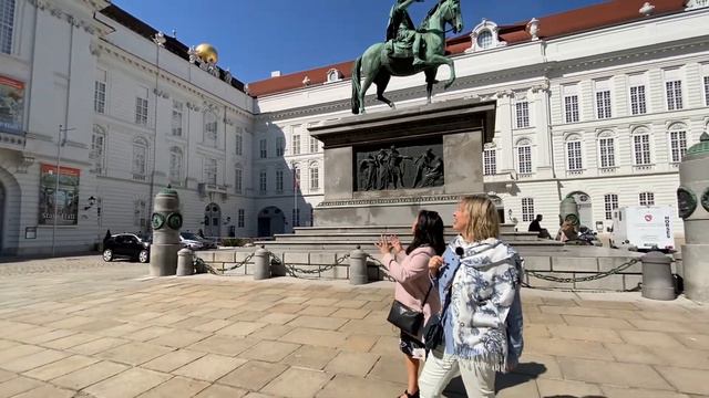 【オーストリア国立図書館】ヨーゼフ広場と古代ローマの墓石が装飾された階段