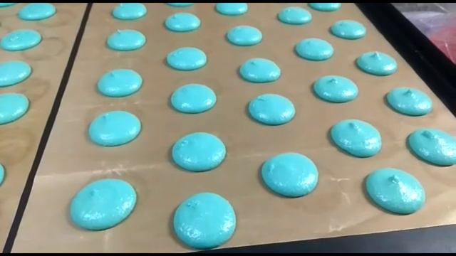 Выпекание печенья макарон из миндальной муки