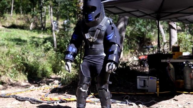 Мужчина решил проверить, сможет ли анаконда его съесть и выживет ли он внутри!