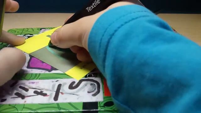 Делаем стикеры Hello My Name Is кислотного цвета📜