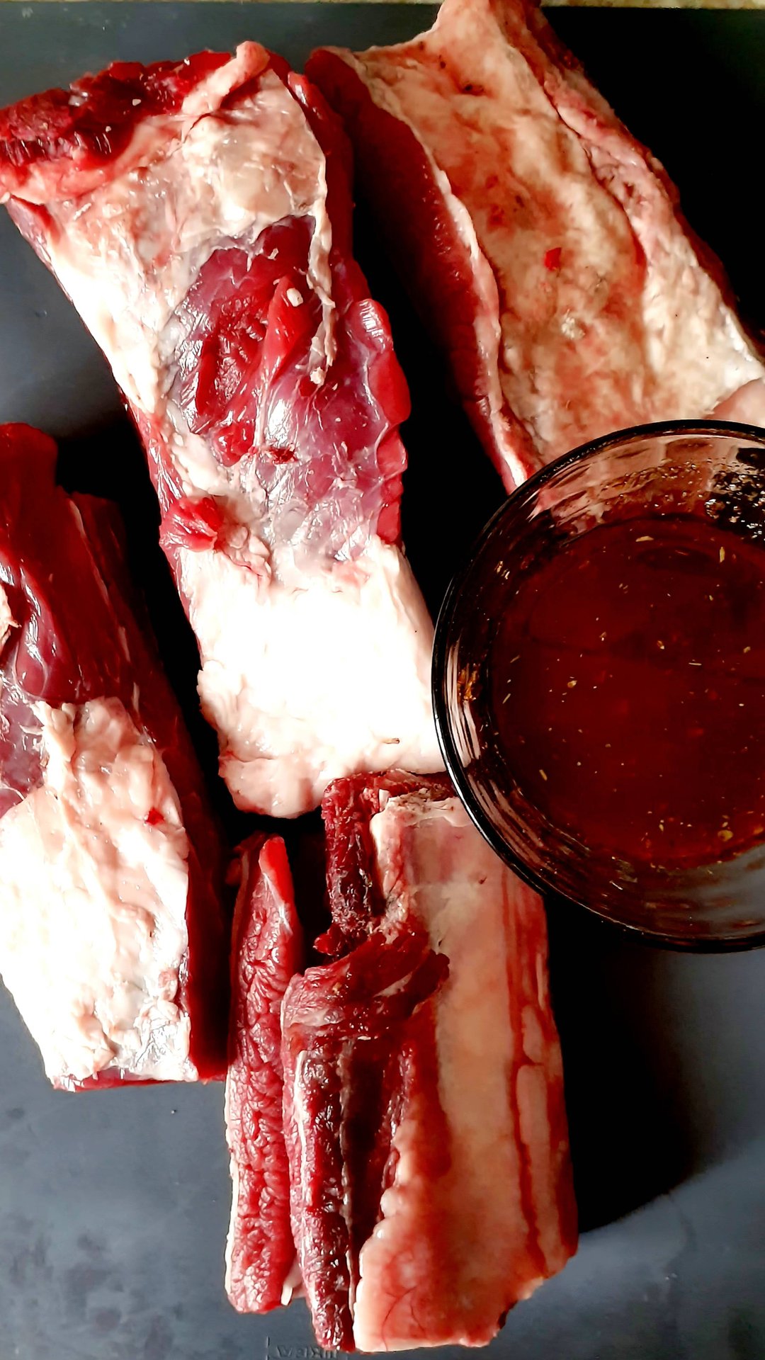 Говяжьи ребрышки в маринаде из соуса 