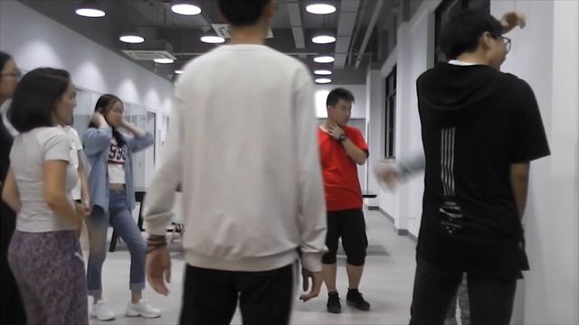 РУССКАЯ ПРЕПОДАЁТ НЕМЕЦКИЙ В КИТАЕ. 俄罗斯老师