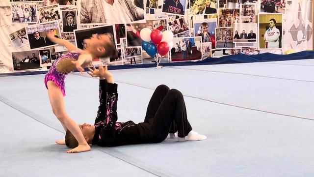 Вчера младший сын занял первое место на акробатике. Грожусь!