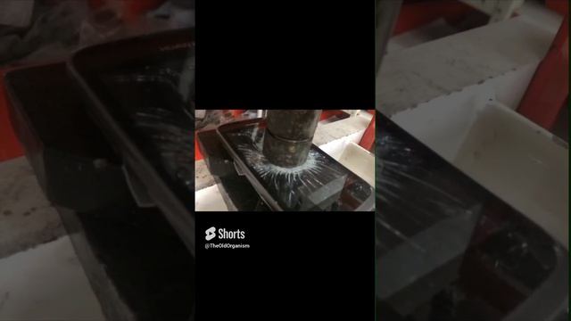 Взрыв смартфона под прессом