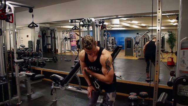 Biceps 31   Stående Arnoldcurls I Kabel