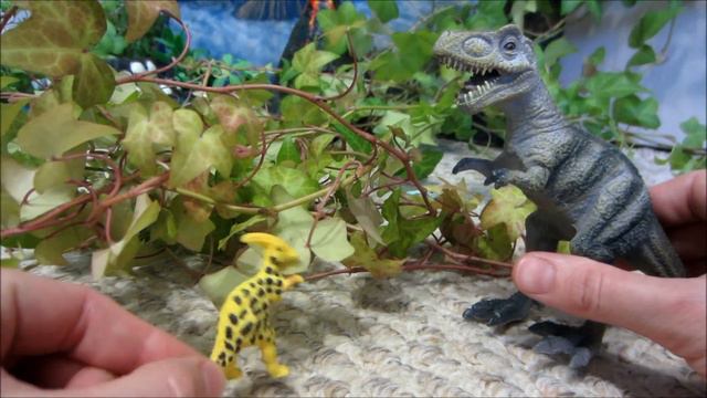 ЯЙЦО ДИНОЗАВРА! Вылупление динозаврика! Тираннозавр-Рекс хочет съесть малыша!