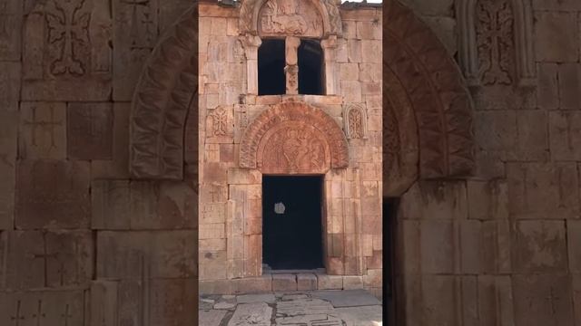 Монастырь Нораванк, Армения, 13 век. Знаковый символизм входа во Храм-усыпальницу. Елена Курносова