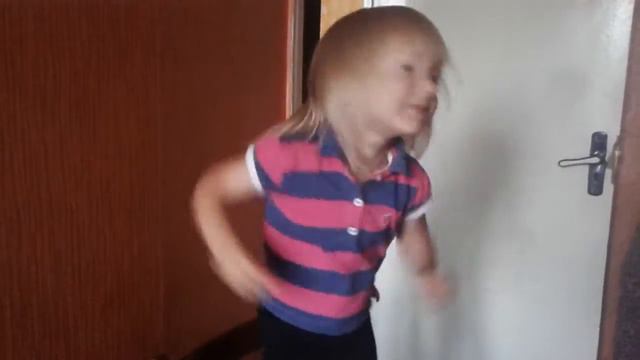 внучка танцует.granddaughter Dancing