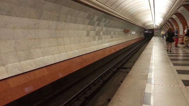 Москва. Метро. Кроссплатформенная станция Парк Победы.