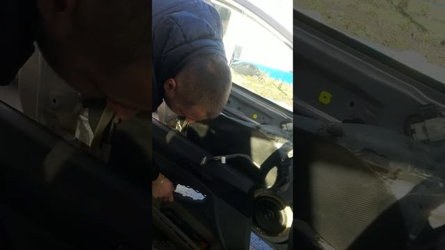 Ремонт дверей: снятие обшивки и замена ручек