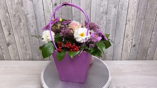 Сумочка с живыми цветами на выписку