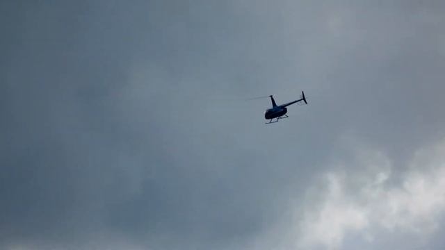 Вертолёт летит  Helicopter हेलीकॉप्टर 直升機 ヘリコプター 헬리콥터 هليكوبتر Hubschrauber Air Transport авиа Avia