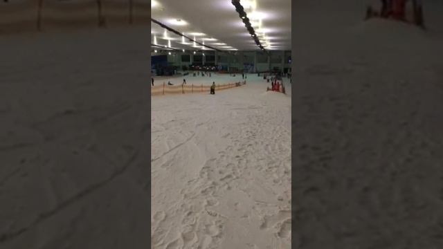 Дети на сноуборде. Лиза в 4 года на сноуборде. Малышка на сноуборде. Снежком