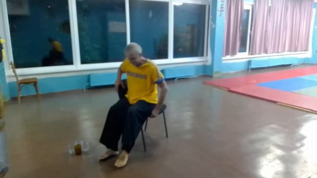 Упражнения со стулом