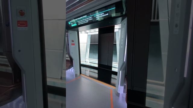 Поездка на поезде Москва 2020 между станциями МЦК и БКЛ в Манеже. НовомосковскФильм