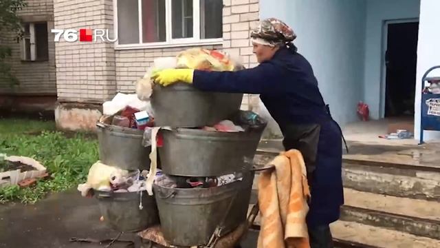 Дома ярославцев завалило мусором до верхних этажей