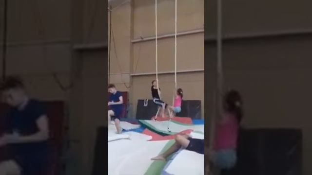 Каму слабо на канат забраться?