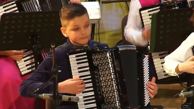 Еще школьники и студенты, но уже играют наряду со взрослыми