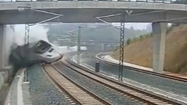 Момент крушения поезда в Испании