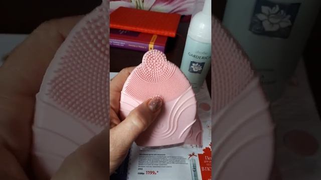 Массажная щетка для умывания.