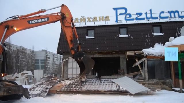 В Казани техника начала сносить чайхану «Регистан»