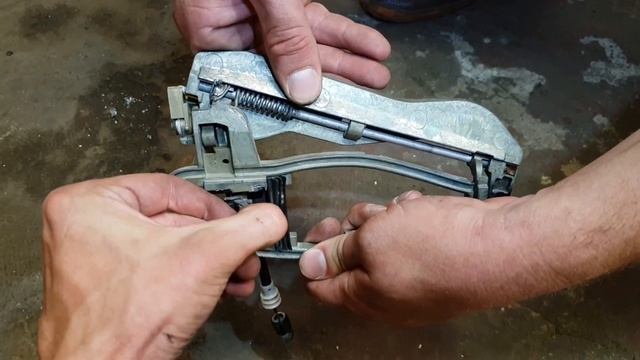 Ремонт дверей: снятие обшивки и замена ручек