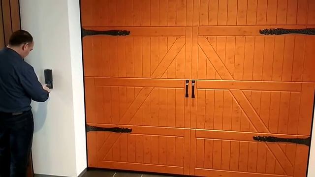 Деревянные секционные ворота.