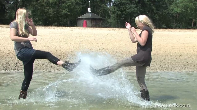 Подружки в воде