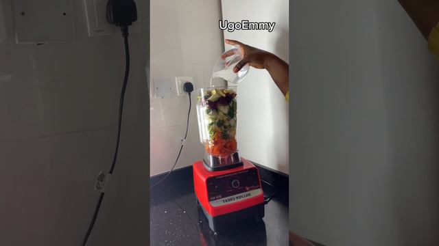 Parsley🌿 Celery🥬Green Apple🍏 Cucumber🥒 Lemon🍋 Beetroot 🍈Carrot🥕and Ginger . So Healthy 😋