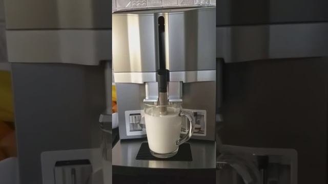 Кофемашина Siemens EQ.3 готовит капучино.