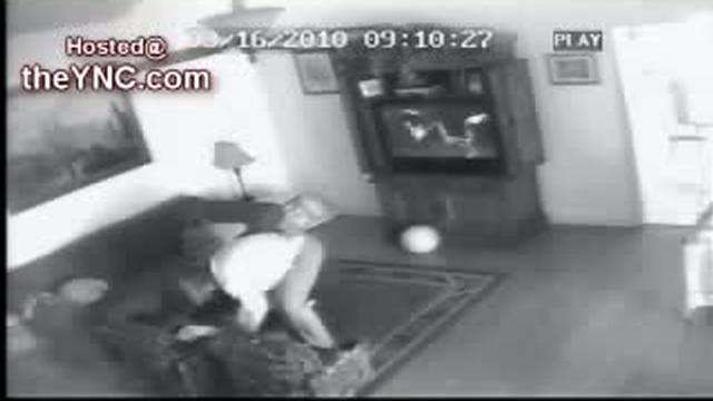 Няня избивает ребёнка 