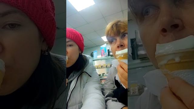 Кто как и мы ⁉️? любят мороженое в вафельном стаканчике ? #деревня #деревенскаяжизнь #ферма #сибирь