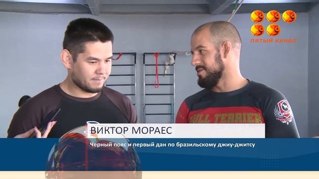 Тренер из Бразилии дает мастер класс карагандинским ребятам