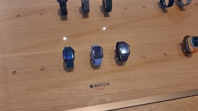 Visiting Biggest Apple Store In Dubai | Mustafa Hanif | Dubai Mall