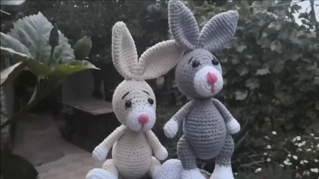 Обзор игрушек. Зайчики крючком.