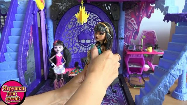 Видео с куклами серия 2 Монстер Хай, Дракулаура приготовила ужасную пицу из Плей До