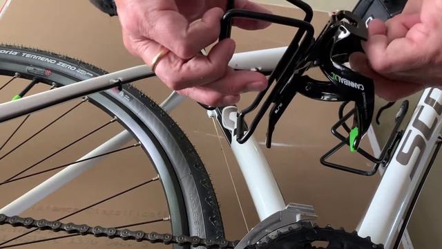 Review Elite Cannibal XC Black Glossy bottle cage