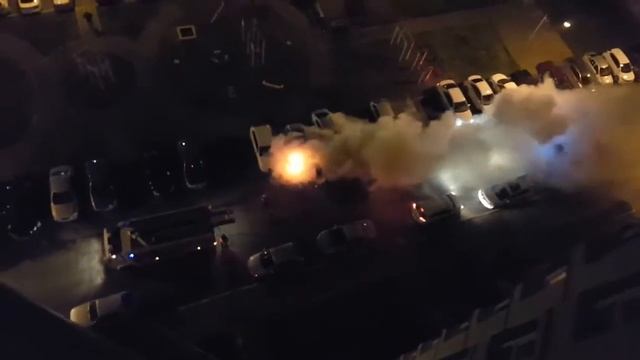 Горит машина на улице Поляничко