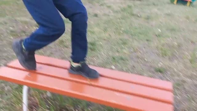 Прыжки и  кувырки по скамейкам ??????☺