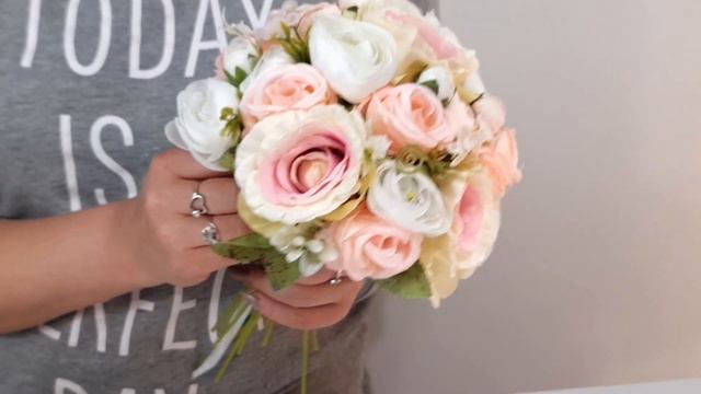 DIY Delicate And Elegant Wedding Bouquet With Flowers In Coral And Peach Shades // Tutorial