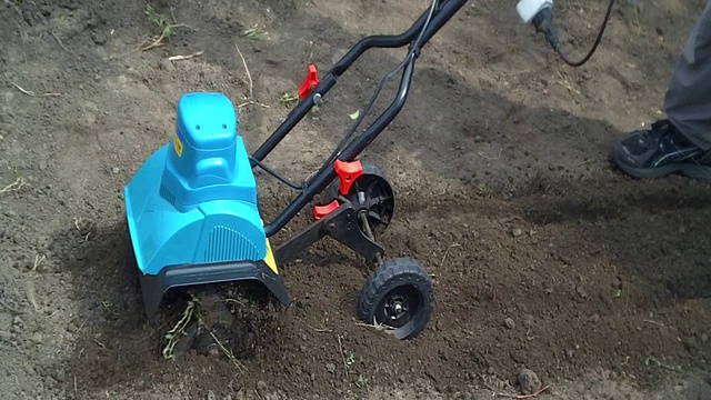 Электрокультиватор Sadko ET-260 в работе