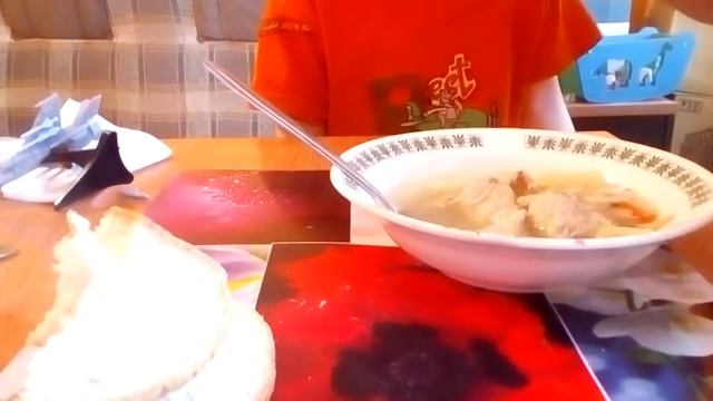 Ем куриный суп
