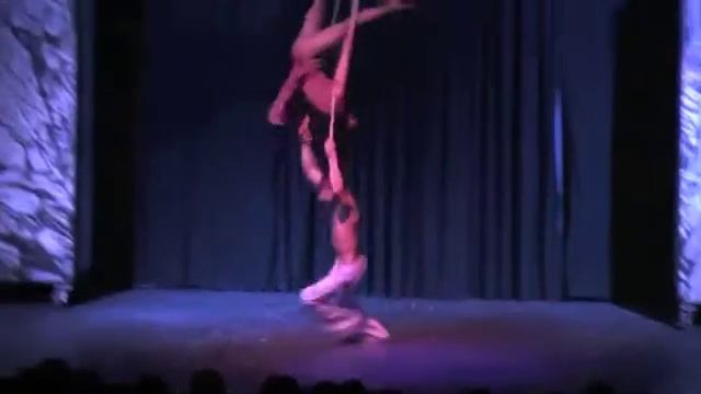 Duo Straps Duo Turkeev show Vladimir Vysotsky.Эпизод из шоу Владимир Высоцкии дуэт на ремнях .
