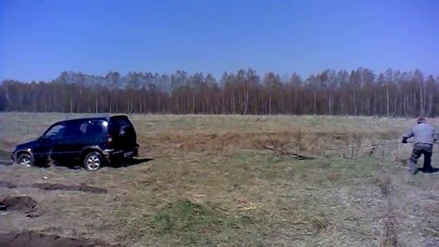 газ 66 вытаскивает лебедкой шниву