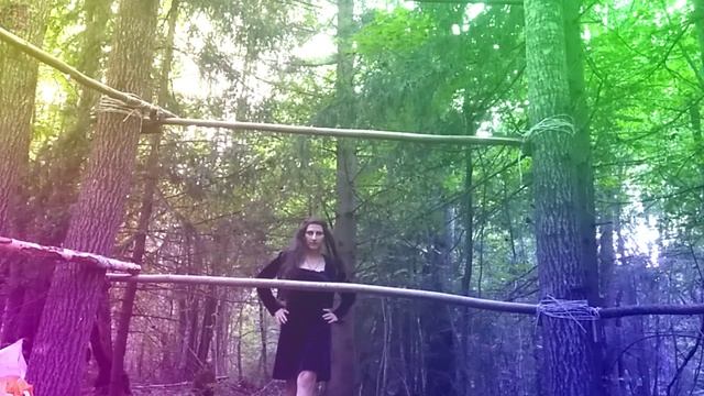 палка в лесу, танцы девушки